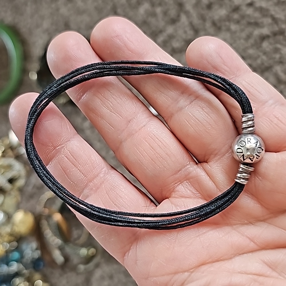 Bracelet pandora large black 5 strand w silver clasp great condition LOT472